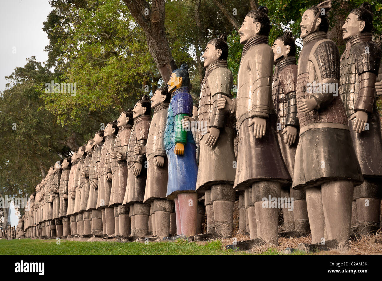 Esercito di Terracotta in un enorme fila. Uno dei soldati stand-out da tutti gli altri. Cinese Esercito di Terracotta in Portugal-EdenPark Foto Stock