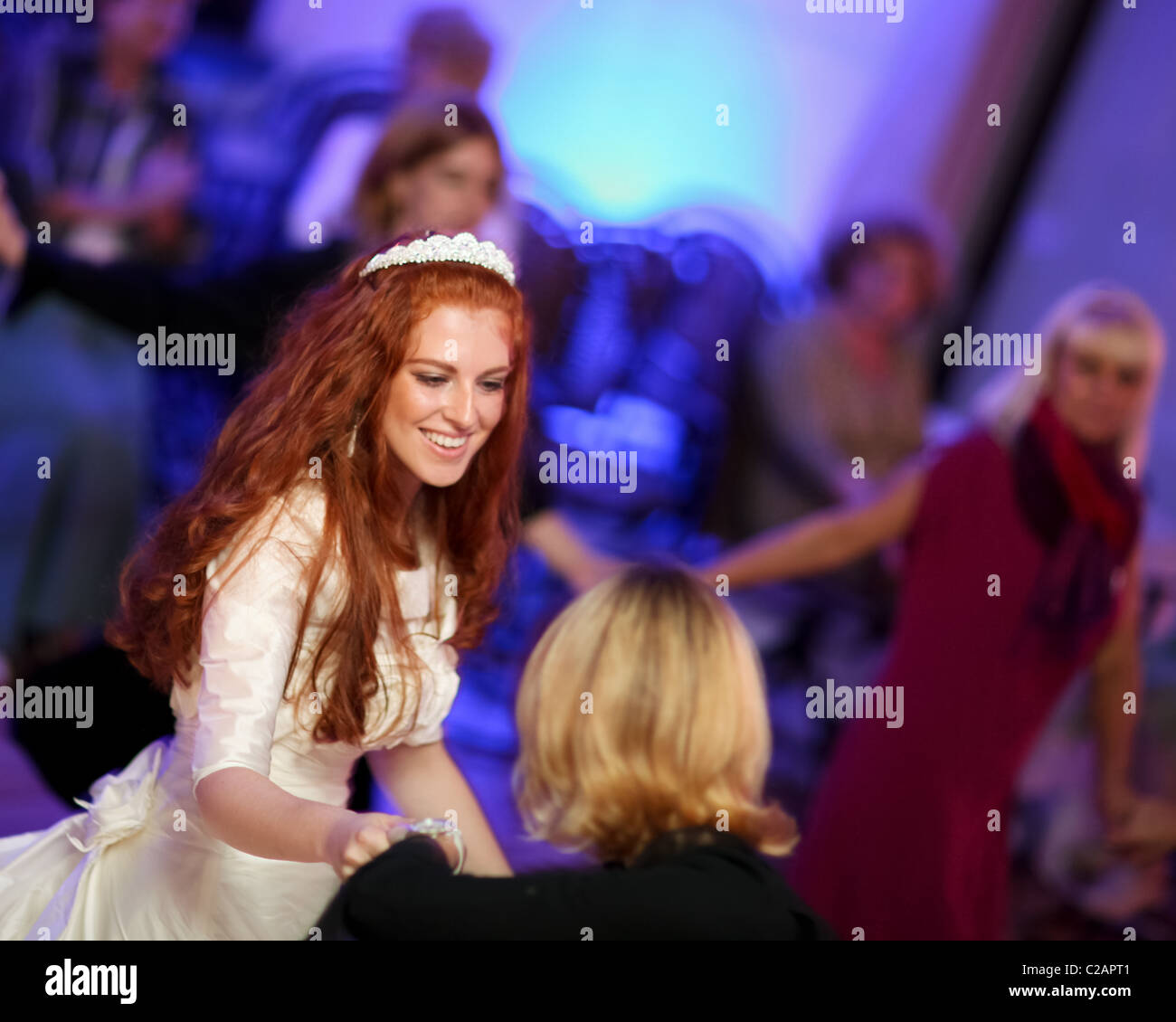 Reale sposa ballando al suo matrimonio. Modello di rilascio firmato. Foto Stock