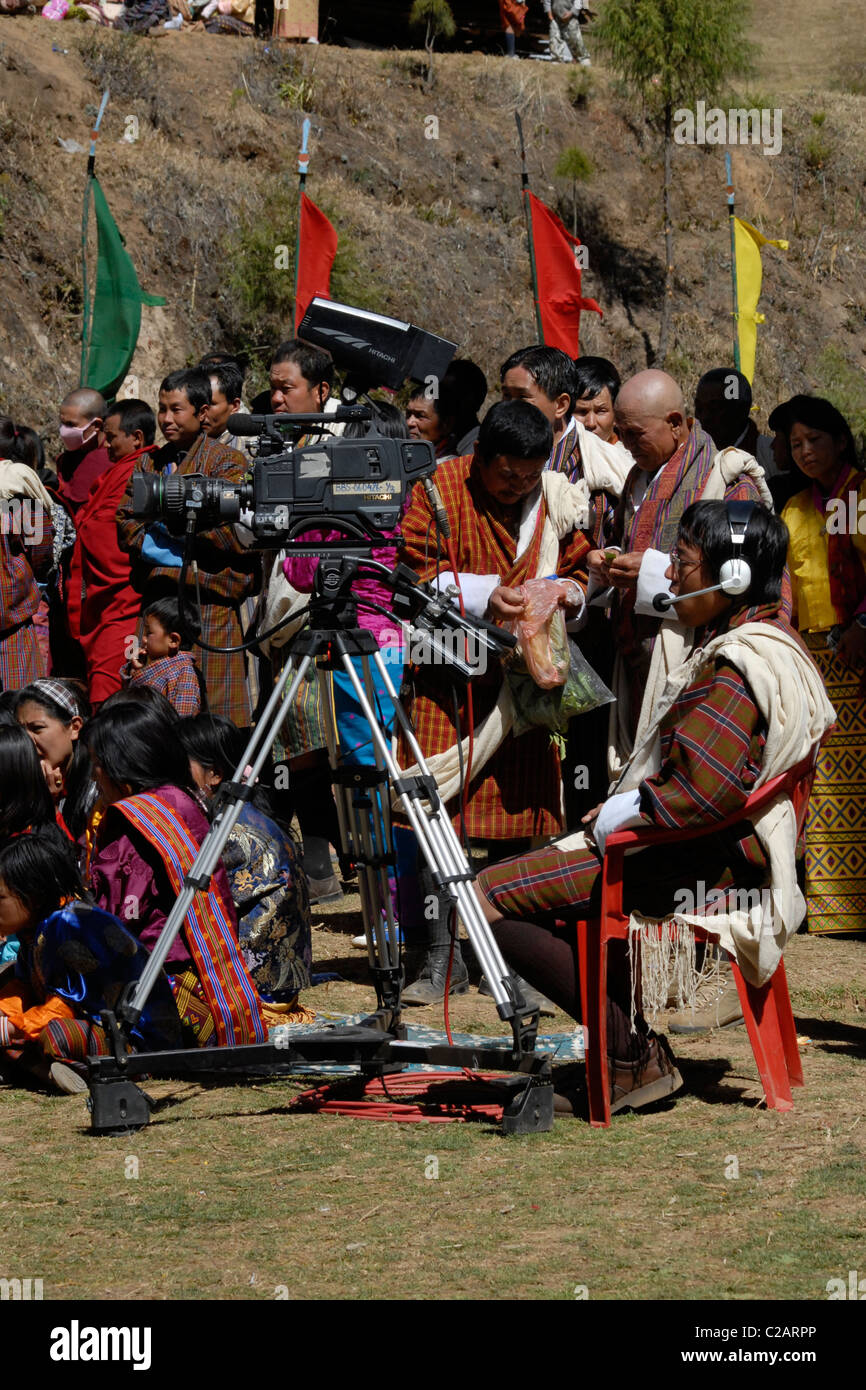 L'uomo della telecamera per filmare la Talo festival (Talo Tsechu) live per i bhutanesi TV, Talo, Bhutan Foto Stock