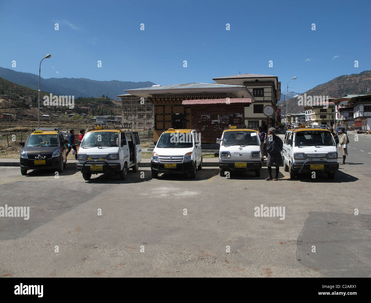 Bhutanese di taxi in attesa di passeggeri durante il festival di Paro, Paro, Bhutan Foto Stock