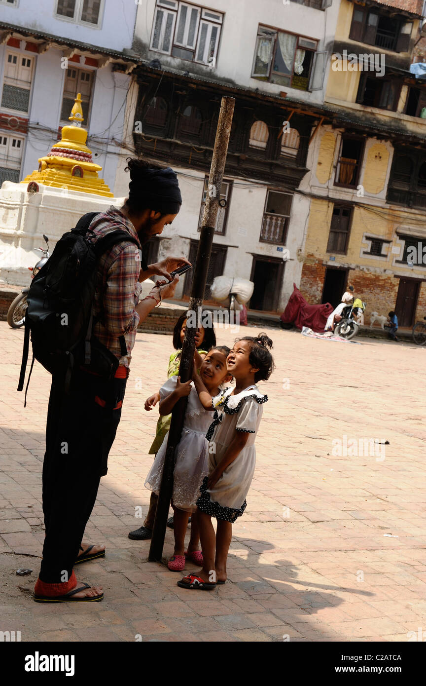 I bambini piccoli in posa per il turista, popoli vive ( i nepalesi ) ,vita in Kathmandu , kathmandu vita di strada , il Nepal Foto Stock