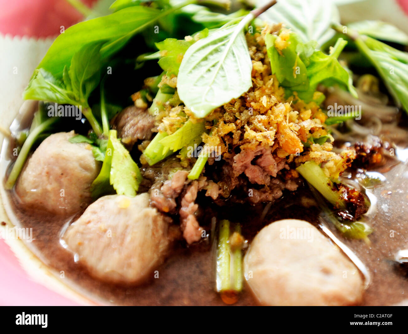 Pasta con carne di manzo , Carne Palla e basilico dolce , delicatezza tailandese, cucina di strada, bangkok, Thailandia Foto Stock