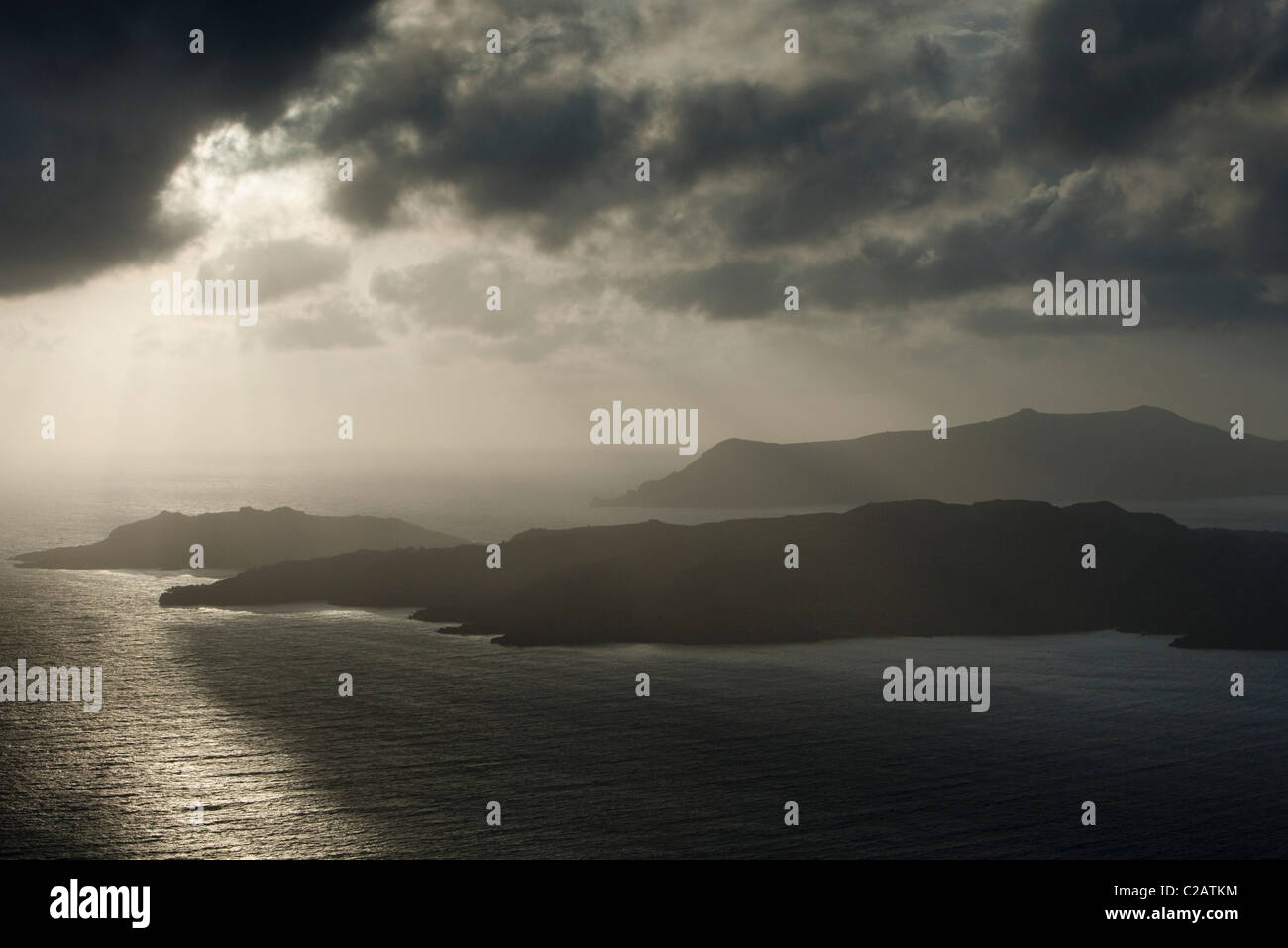 Grecia CICLADI Santorini (Thera), drammatico cielo sopra le isole Foto Stock
