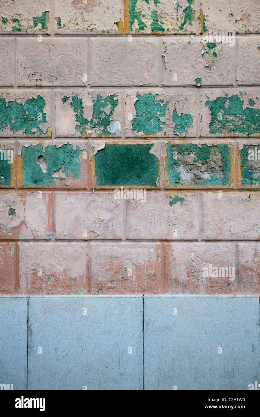 Il vecchio muro di mattoni con peeling vernice, close-up Foto Stock