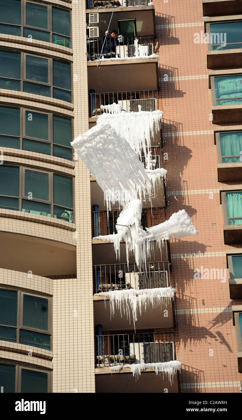 Scoppio di un tubo acqua gela midfall l'acqua in uscita da un tubo rotto  mostra come le temperature fredde sono a Pechino Foto stock - Alamy