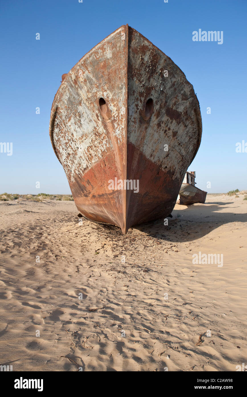 Uzbekistan, Moynaq, barche arrugginite spiaggiata nel deserto che ha usato per essere il lago Aral Foto Stock