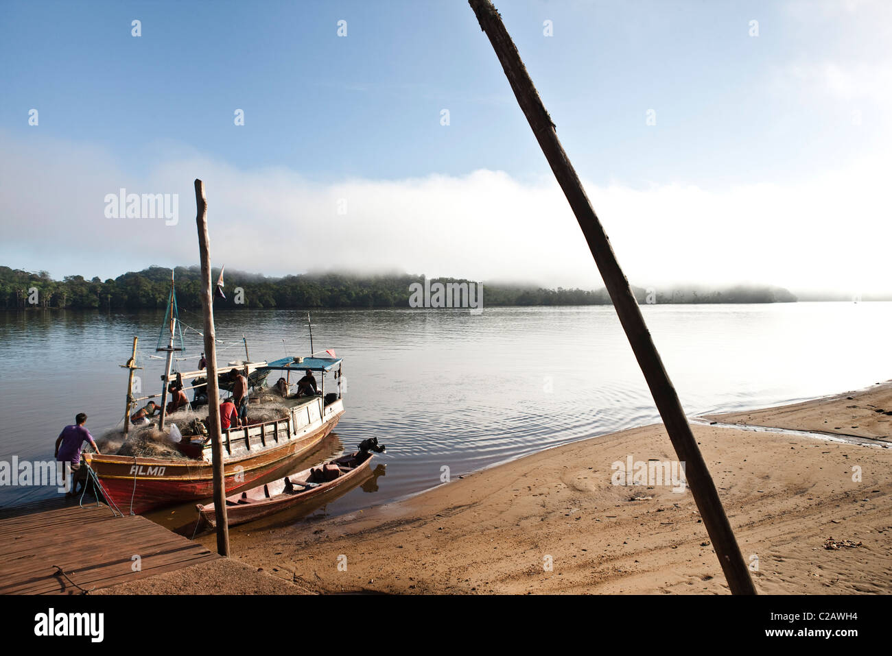 Sud America, Amazon, pescatori getting barca da pesca in fiume Foto Stock