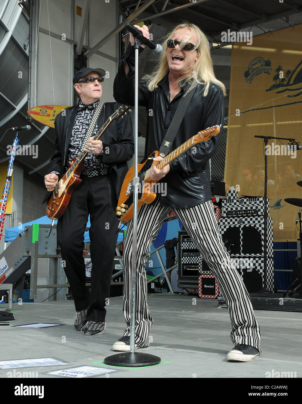 Robin Zander e Rick Nielsen dei Cheap Trick Cheap Trick eseguire prima di Miami Dolphins vs Tennessee Titans football Foto Stock