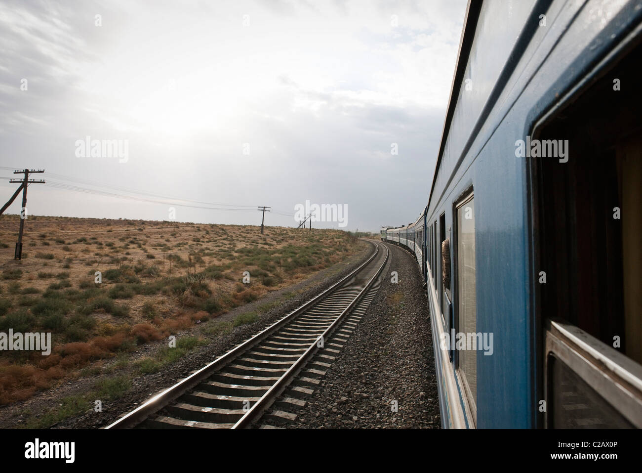 Uzbekistan, treni passeggeri che viaggiano attraverso l'antica Via della Seta Foto Stock