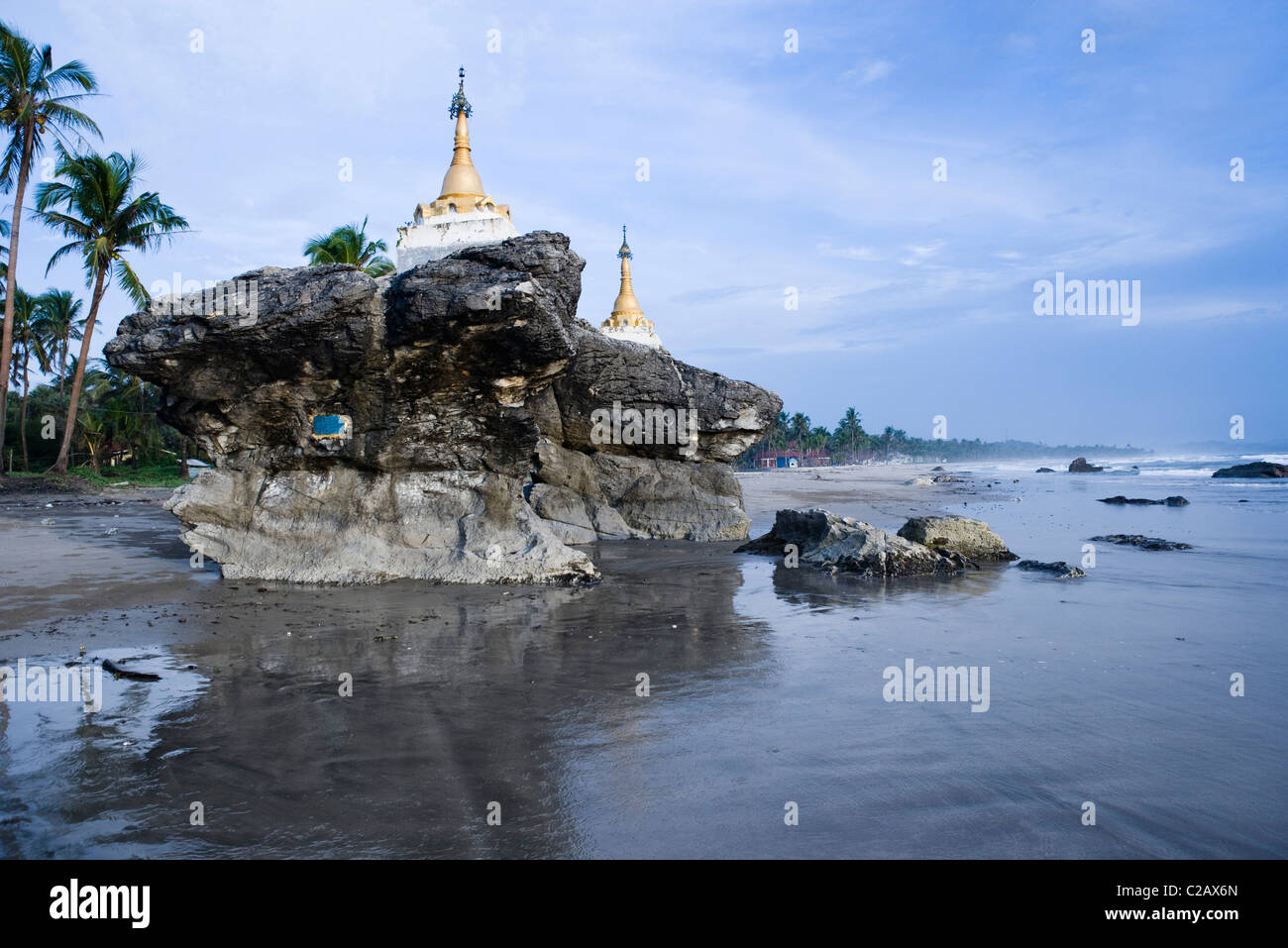 Due pagode sulla parte superiore delle rocce a Ngwe Saung Beach, Myanmar Foto Stock