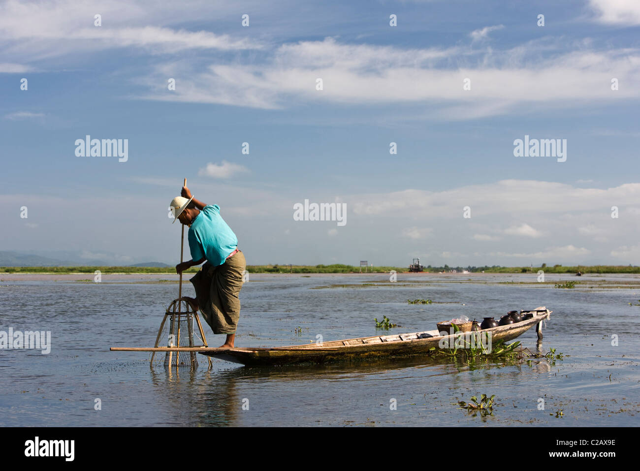 Pescatore di pesca sul Lago Inle, Myanmar Foto Stock