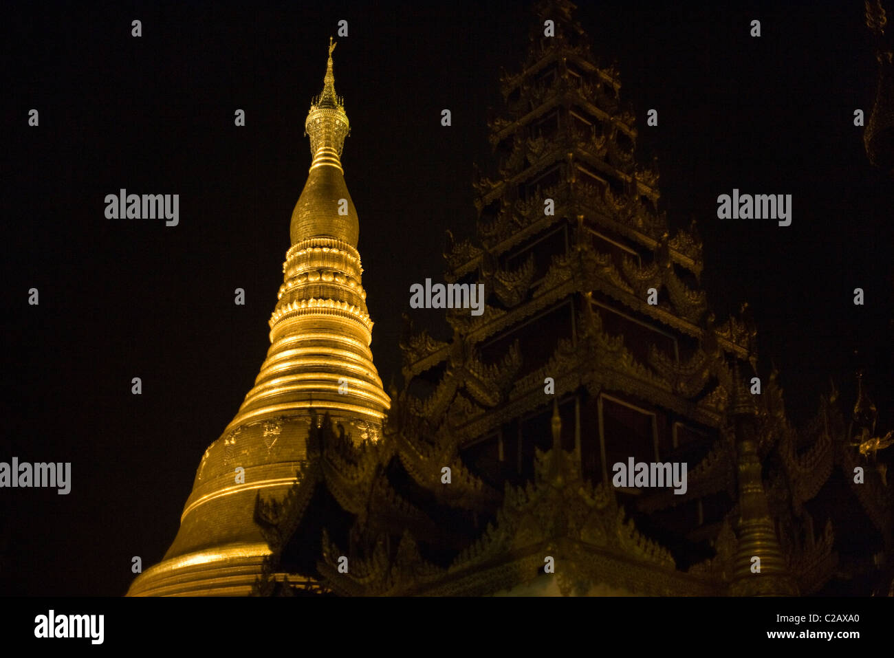 Yangon, Myanmar, Shwedagon pagoda di notte Foto Stock