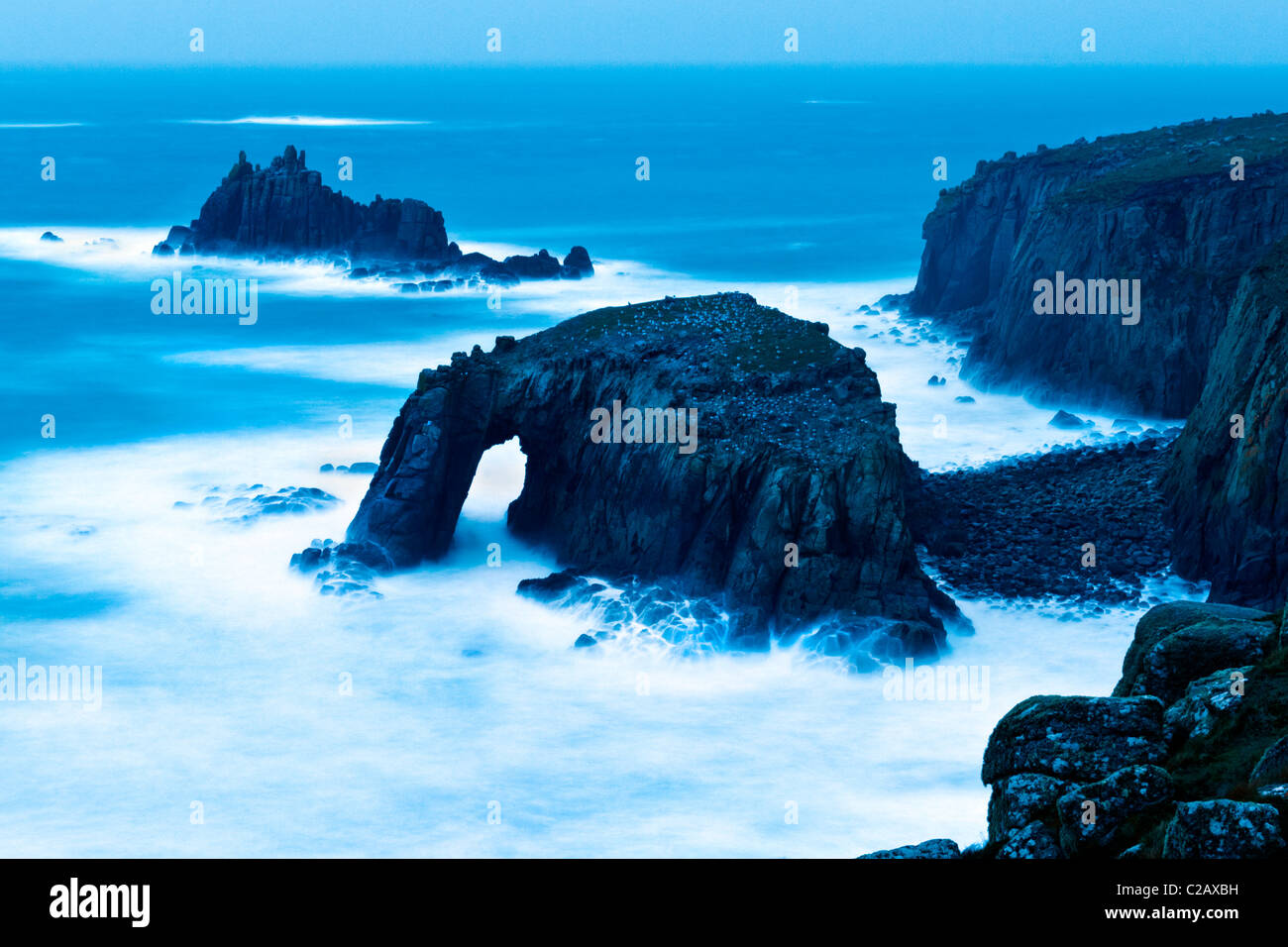 Mare mosso al crepuscolo al Land's End, Cornwall Foto Stock