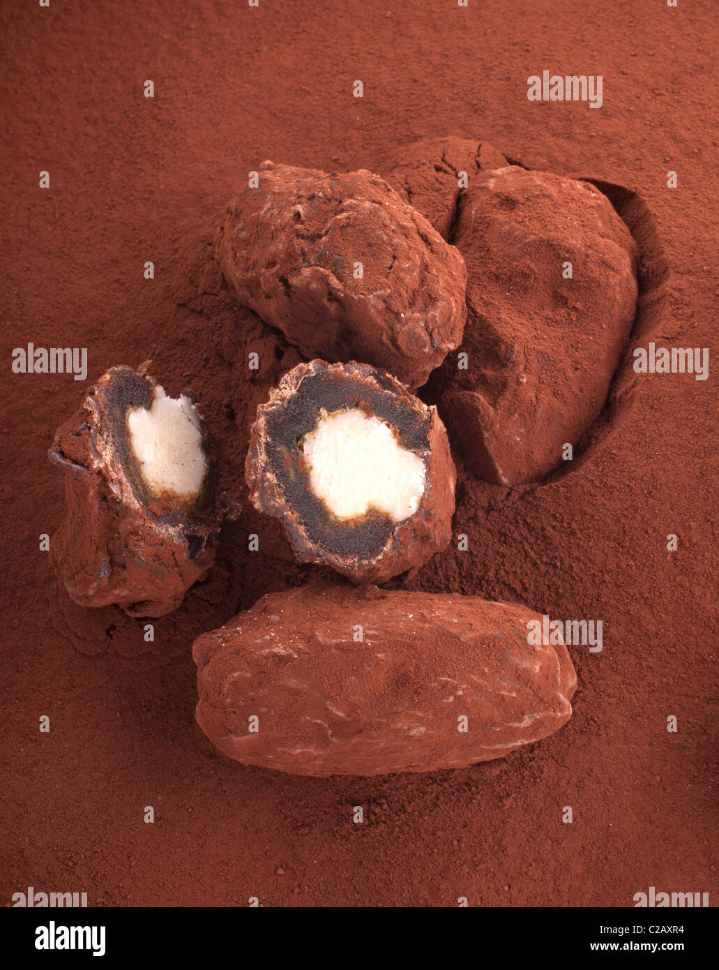Cioccolatini,Bonbons di cioccolato su un cacao in polvere Foto Stock