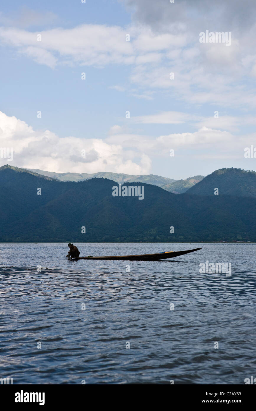 Uomo in barca sul Lago Inle, Myanmar Foto Stock