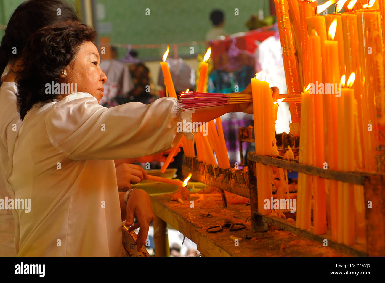 Candele illuminate per buona fortuna e prosperità , vegetariana festival a San Jao Sieng Kong santuario , wat cantato heng yee, Bangkok Foto Stock