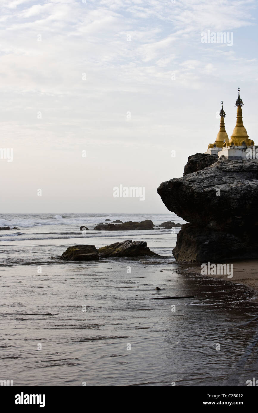 Due pagode sulla parte superiore delle rocce a Ngwe Saung Beach, Myanmar Foto Stock