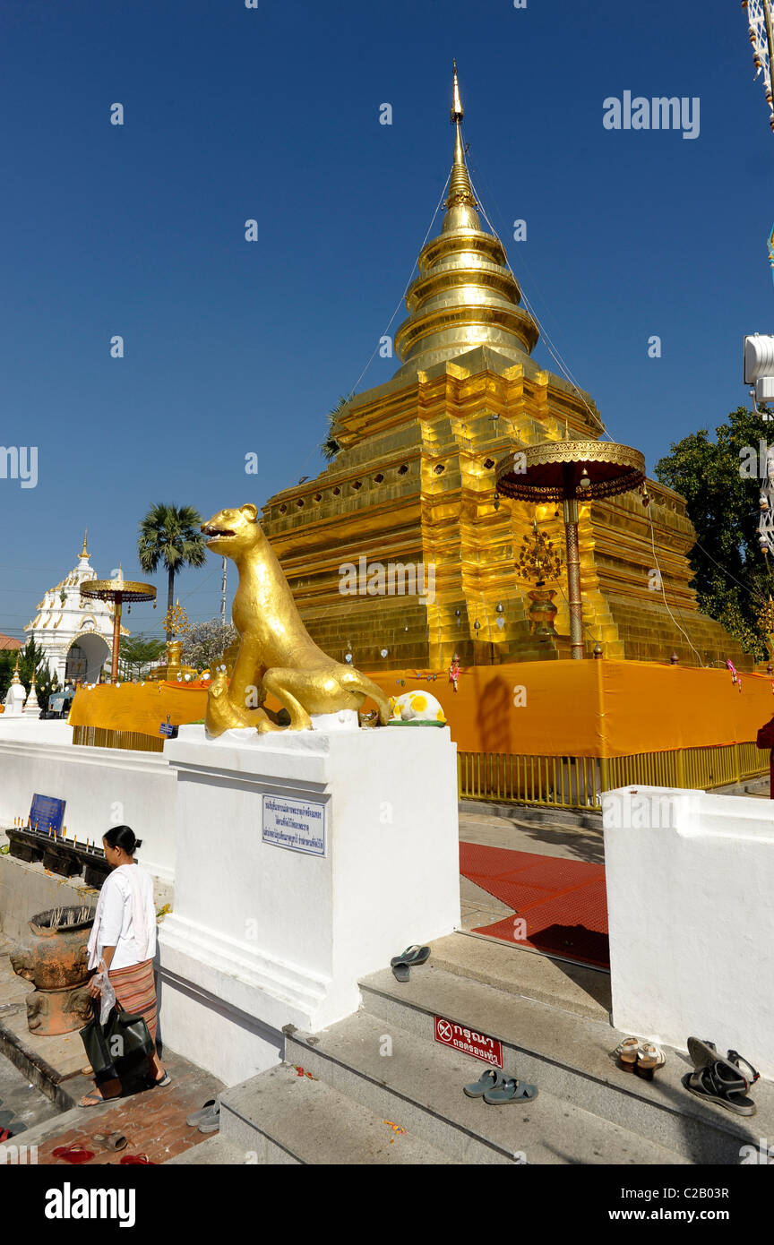 Adoratore presso la pagoda di Wat Phra That Doi Jom Thong, Chom Thong distretto, Chiang Mai Provincia, Thailandia Foto Stock
