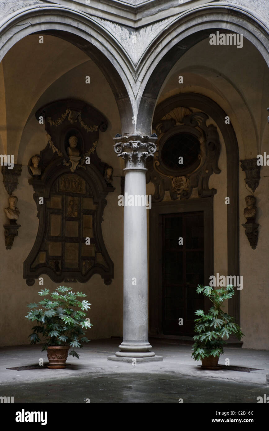 Firenze, Italia, l'architettura di interni di archi e colonne Foto Stock