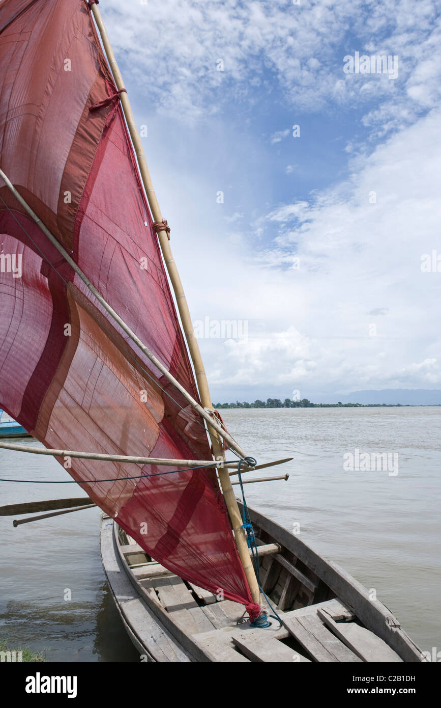 Myanmar, barca a vela sul Fiume Ayeyarwady Foto Stock