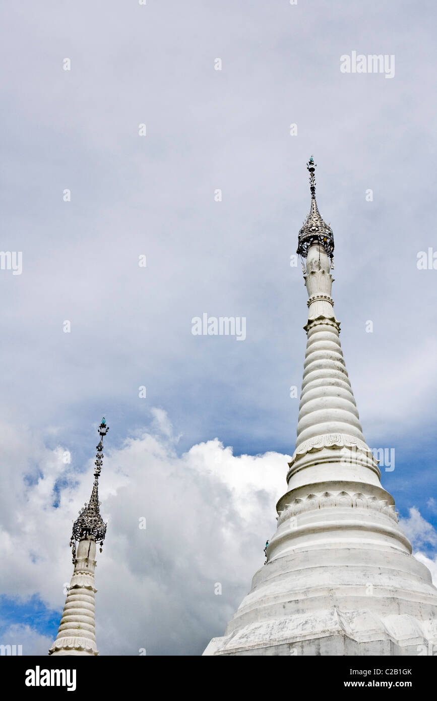 Lago Inle, Myanmar, stupa bianchi, basso angolo di visione Foto Stock