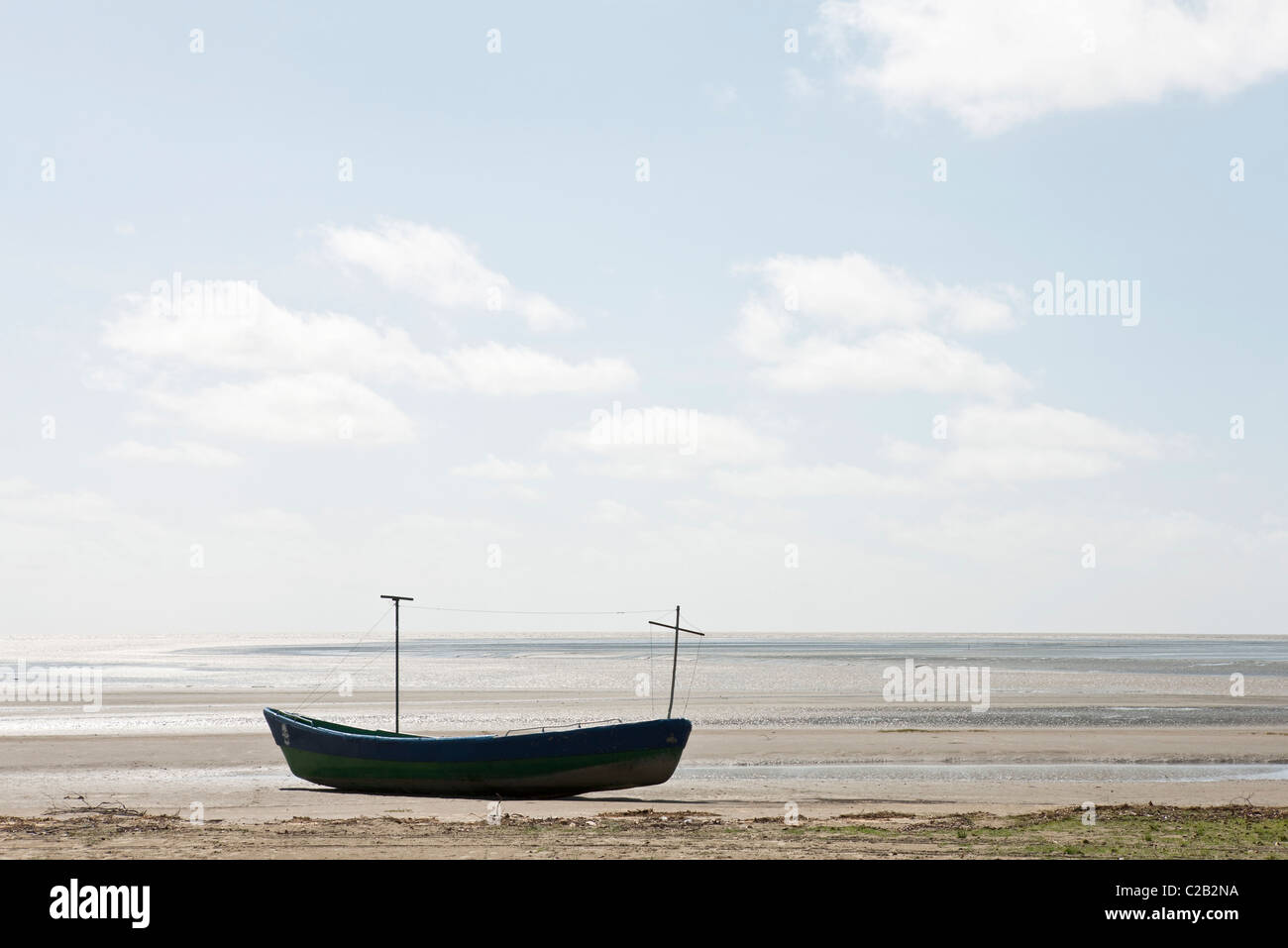 Barca sulla spiaggia con la bassa marea, Amazon, Sud America Foto Stock