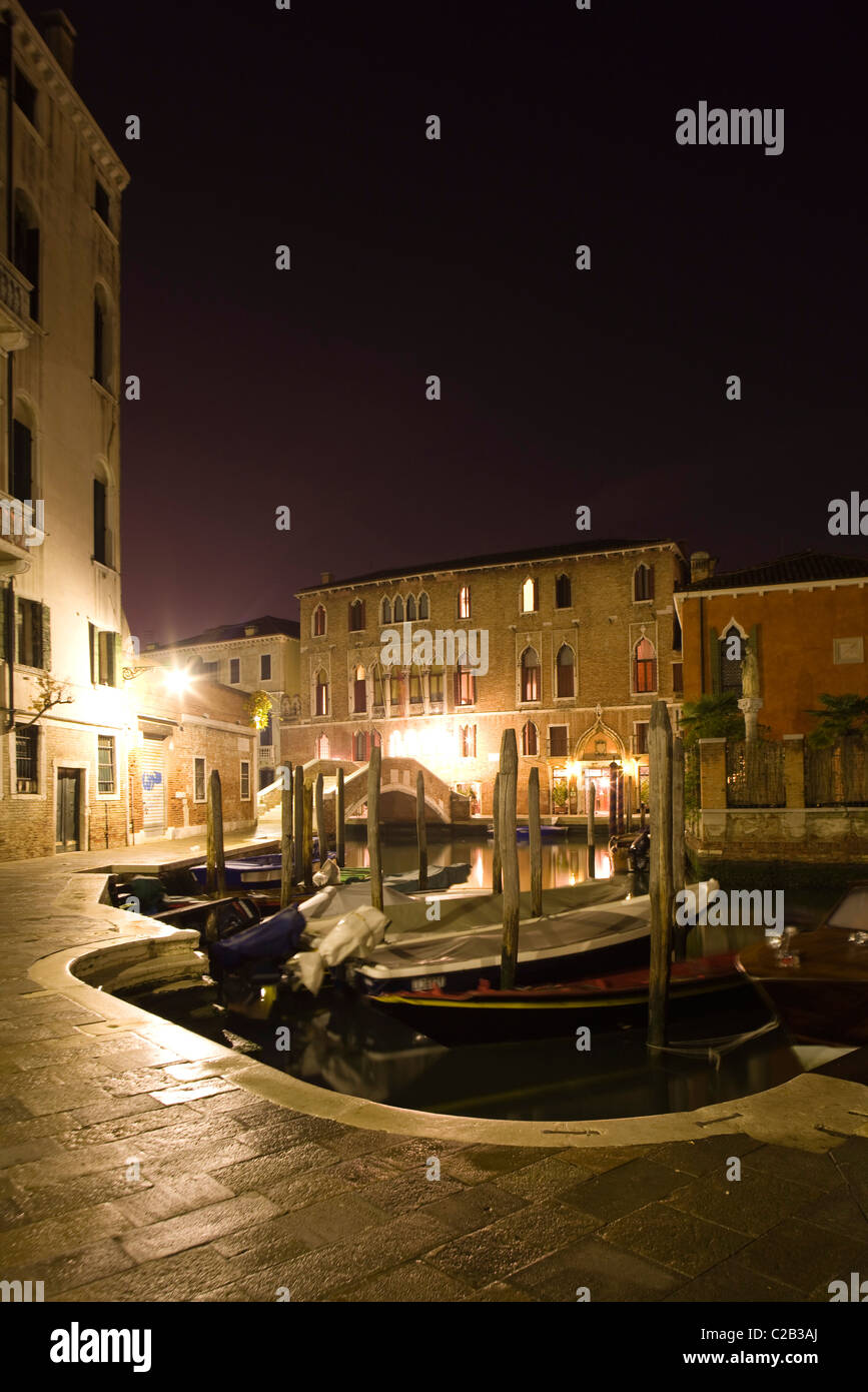 L'Italia, Venezia, gondole ancorate lungo il canal di notte Foto Stock