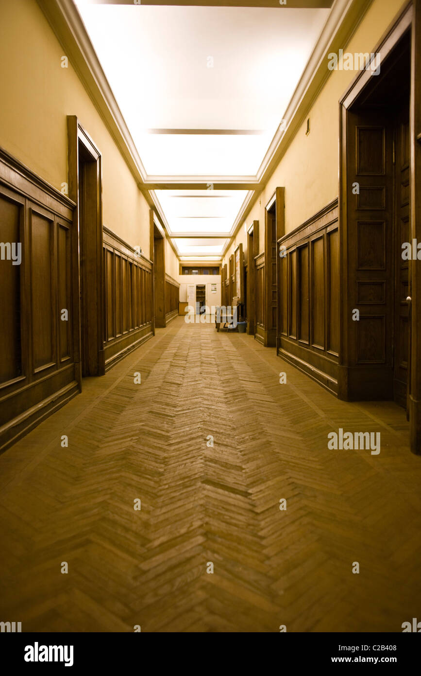 Russia, Mosca, corridoio vuoto con le porte chiuse in Università Statale di Mosca Foto Stock