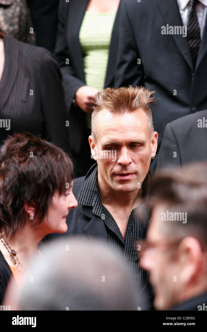 John Robb uscire i funerali di Tony Wilson, il fondatore di "Factory Records". Il servizio è tenuto presso la gemma nascosta chiesa Foto Stock