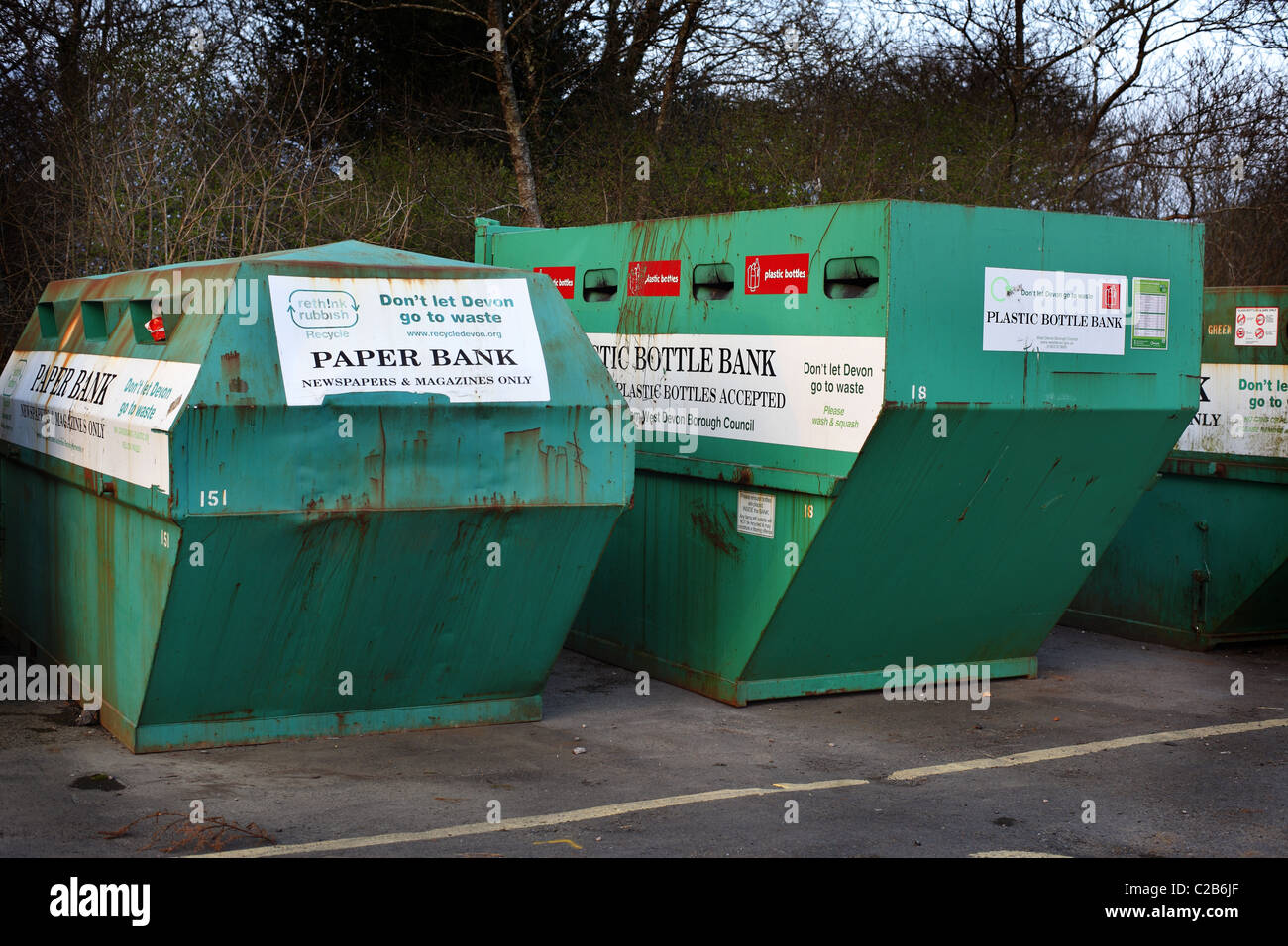 Cassonetti per il riciclaggio e bottle bank Foto Stock