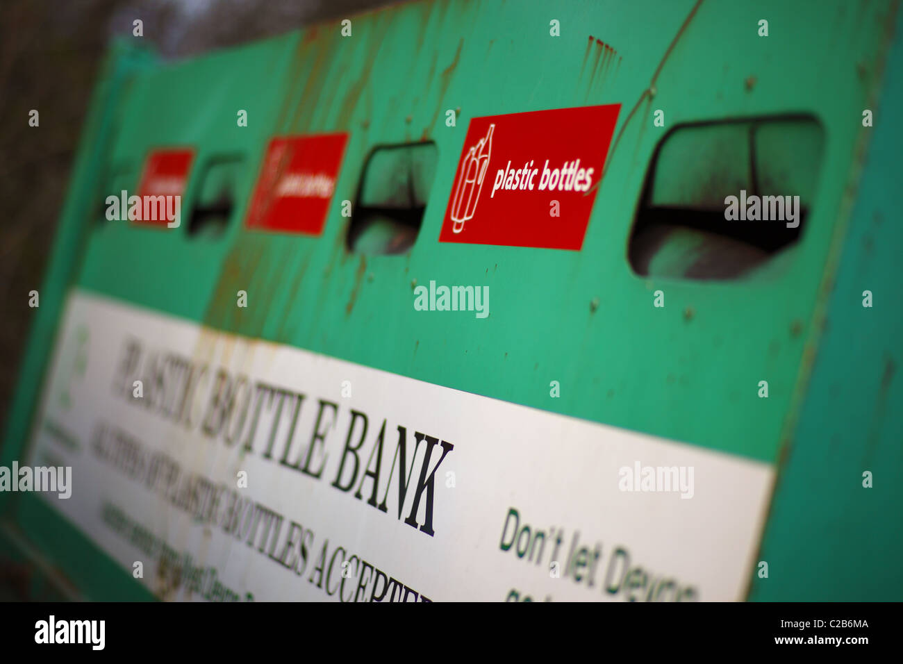 Cassonetti per il riciclaggio e bottle bank Foto Stock