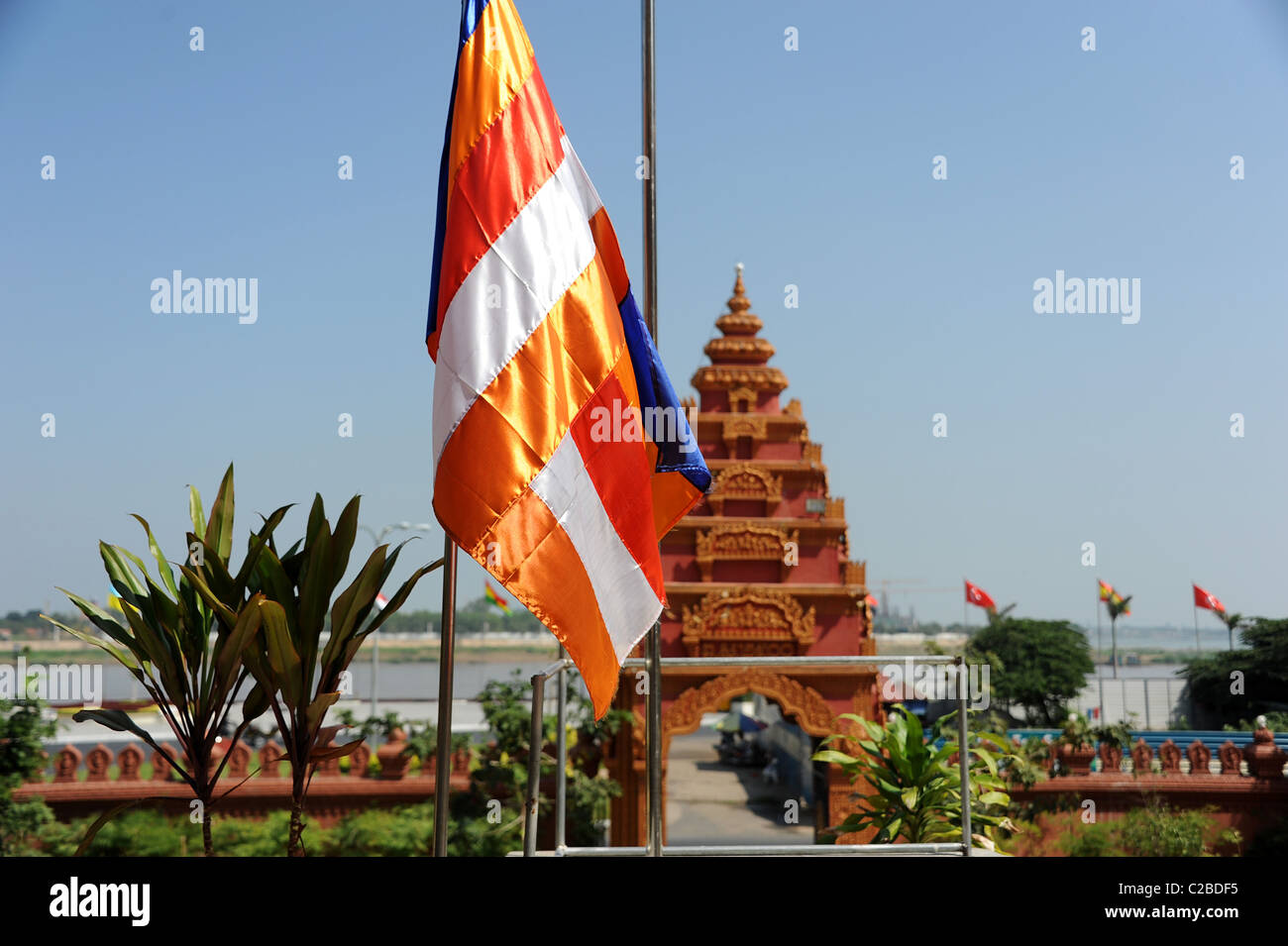 Bandiera buddista e tempio di ingresso rivolta verso il fiume Tonle Sap, Phnom Penh Cambogia. Foto Stock