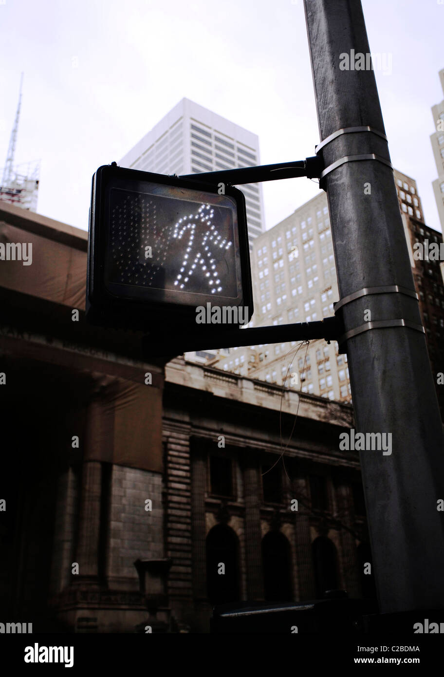 Segno a piedi sul lato del marciapiede in Manhattan che indica che i pedoni sono chiare a camminare Foto Stock