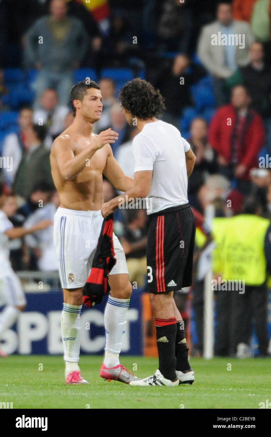 Cristiano Ronaldo e Alessandro Nesta Real Madrid beat AC Milan 2-0 UEFA Champions League Madrid, Spagna - 19.10.10 Foto Stock