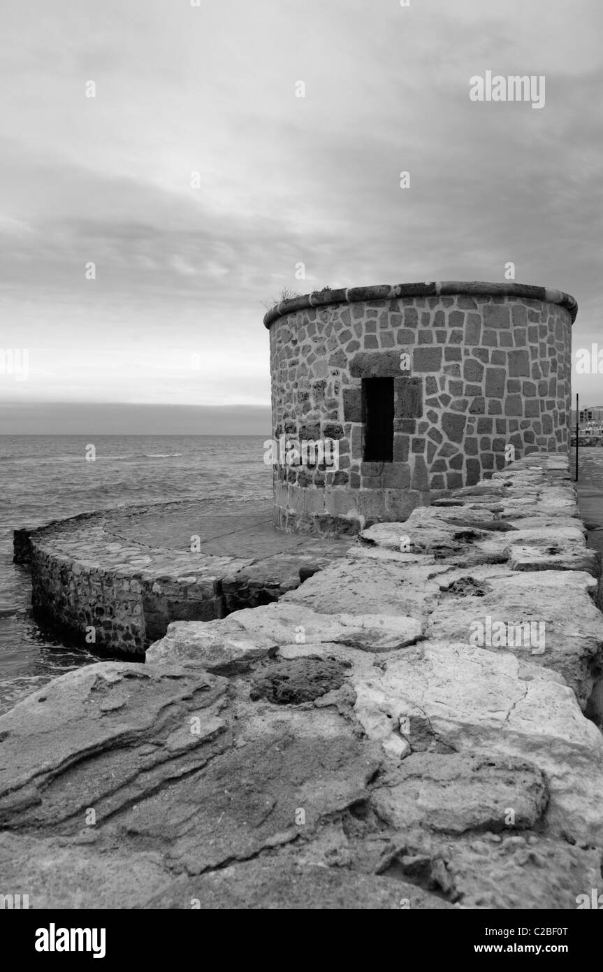 Torre De La Mata torre di avvistamento a Plaza Del Embarcadero in Torrevieja Alicante, Spagna. Foto Stock