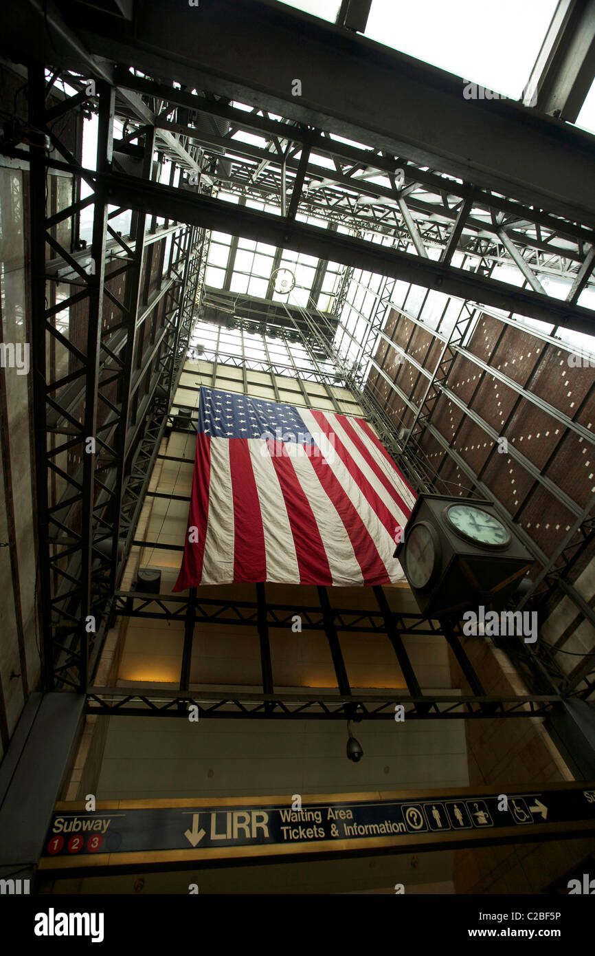 Ingresso alla Grand Central Station con la bandiera americana orgogliosamente esposti Foto Stock