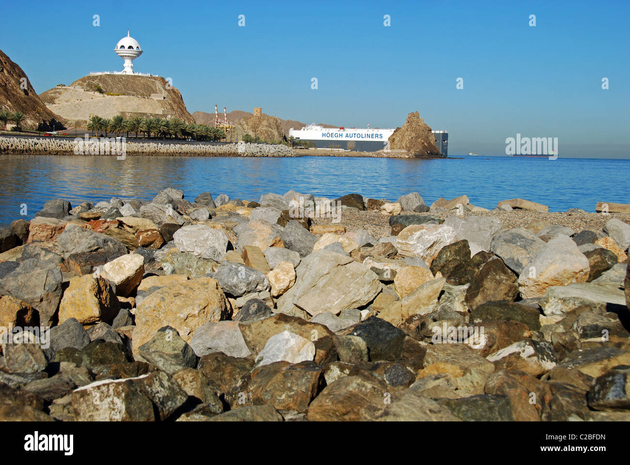 Oman, Moscato, bella vista del mare e del porto di Muttrah area, il gigante bianco ornamentali incensiere in Al-Riyam Par Foto Stock