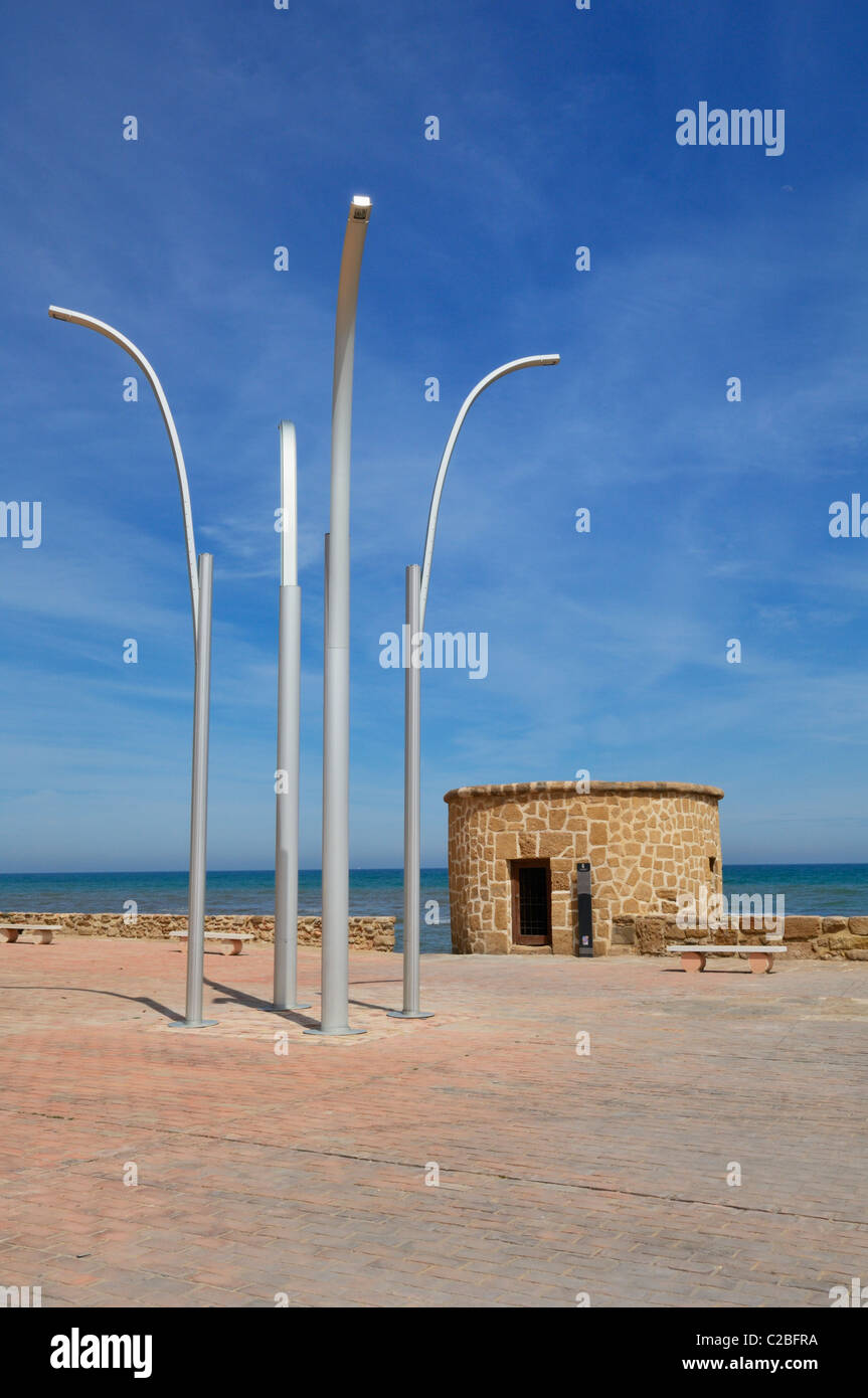 Torre De La Mata torre di avvistamento a Plaza Del Embarcadero in Torrevieja Alicante, Spagna. Foto Stock