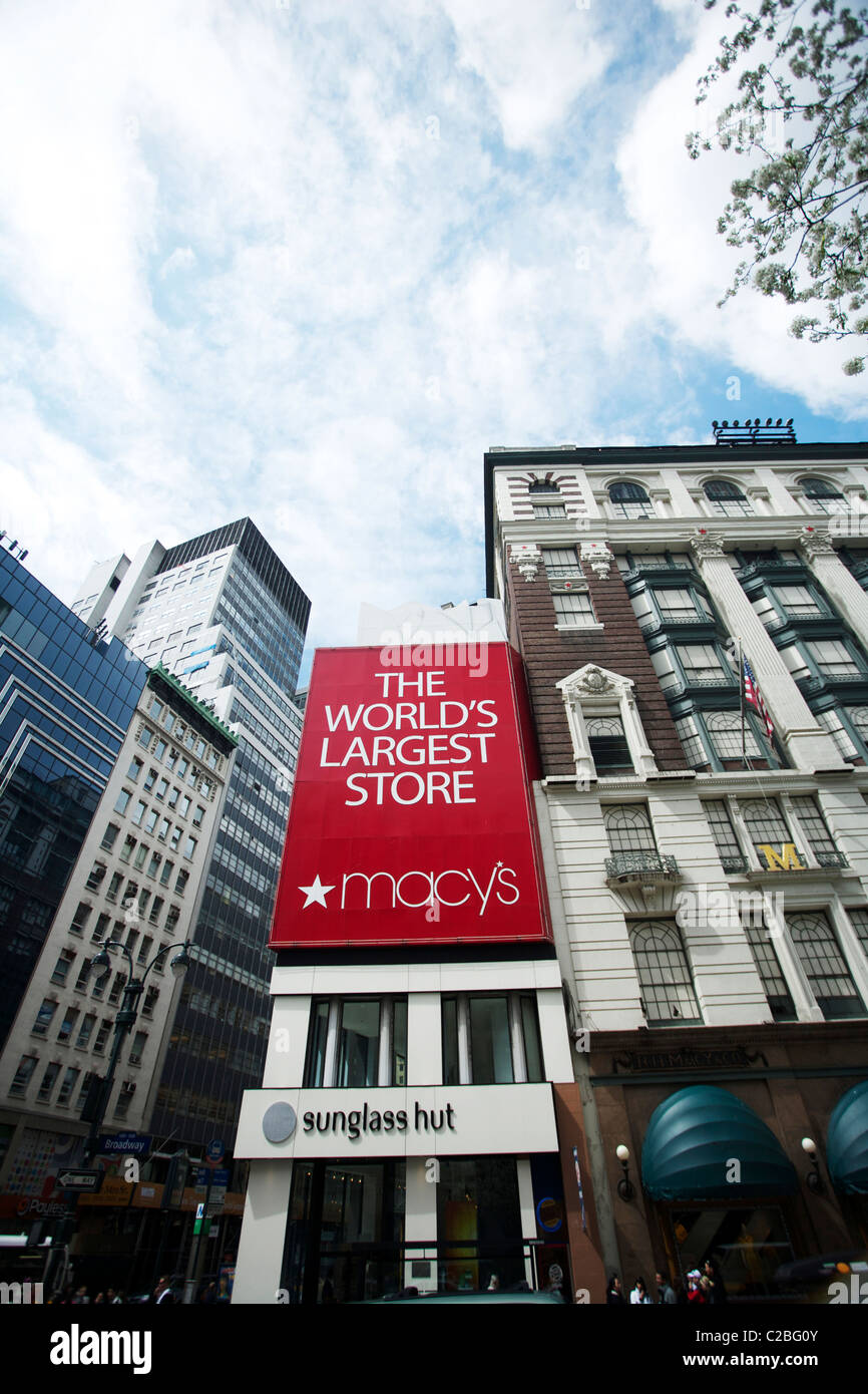 Magazzino Macy's e di smistamento del traffico stradale in Manhattan New York con il traffico Foto Stock