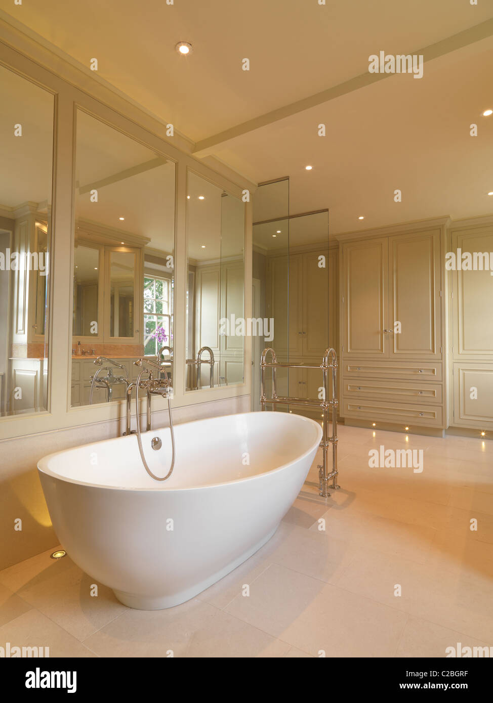 Un Bagno, Sala da bagno con mobili dipinti progettato, realizzato e fotografato da Tim il legno Foto Stock