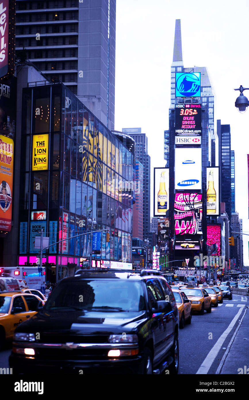 Il traffico in Times Square, New York Manhattan con cartelli a LED e insegne al neon Foto Stock