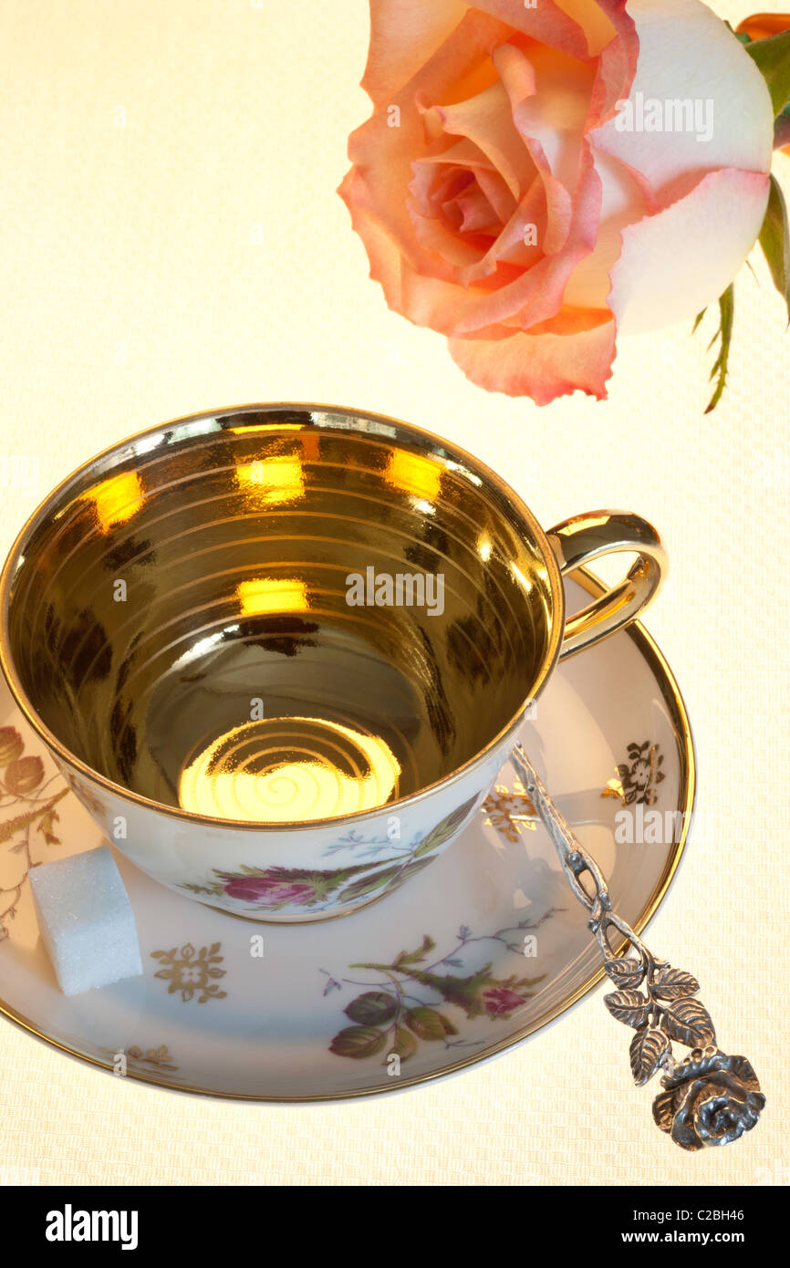 'Impostazione tabella, tazzina, piattino cucchiaio d'Argento" Foto Stock