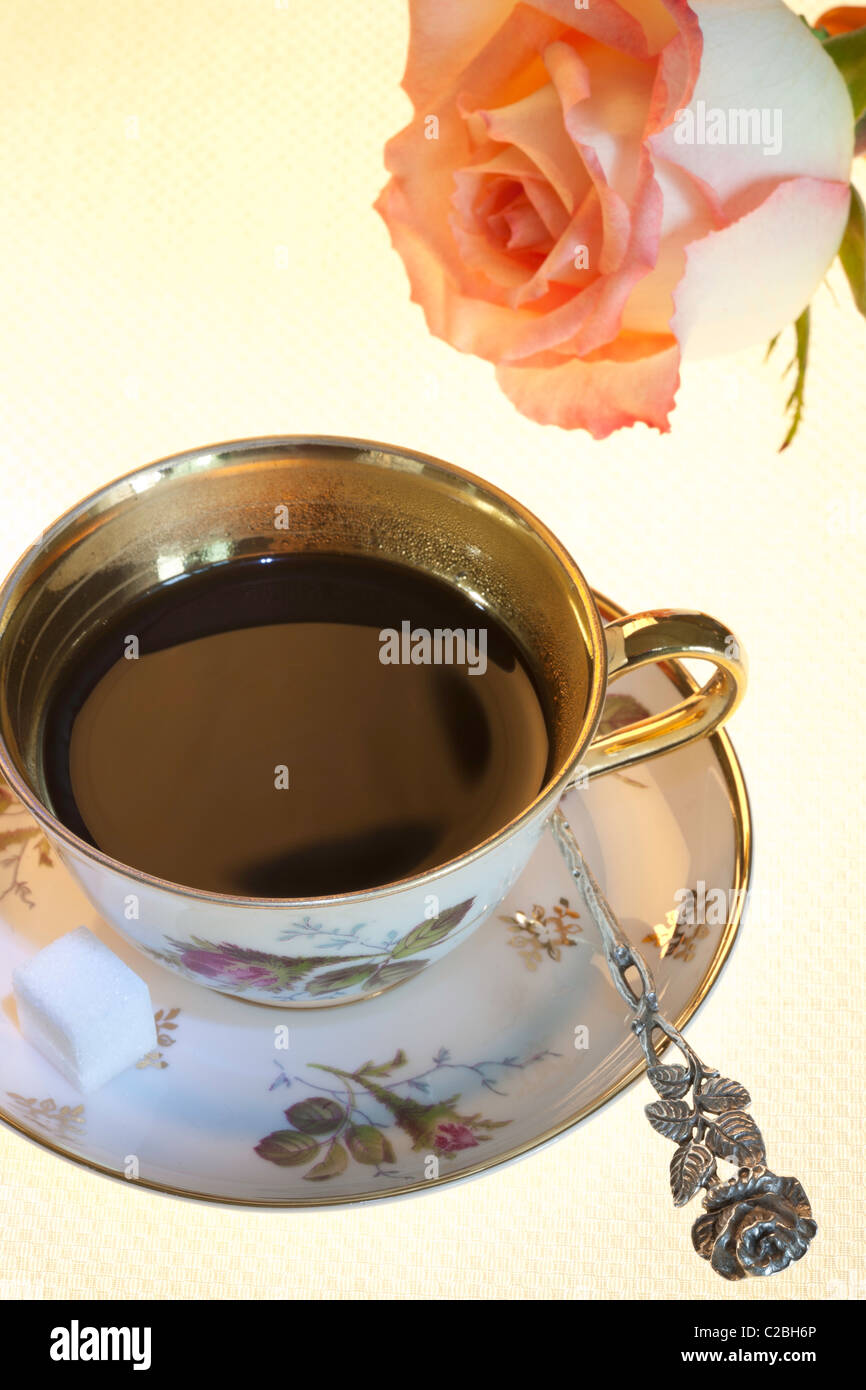 'Impostazione tabella, tazzina, piattino cucchiaio d'Argento" Foto Stock