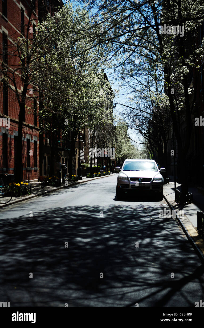 Una Volkswagen Touraeg parcheggiato su una strada suburbana nel West Village Manhattan New York City USA Foto Stock