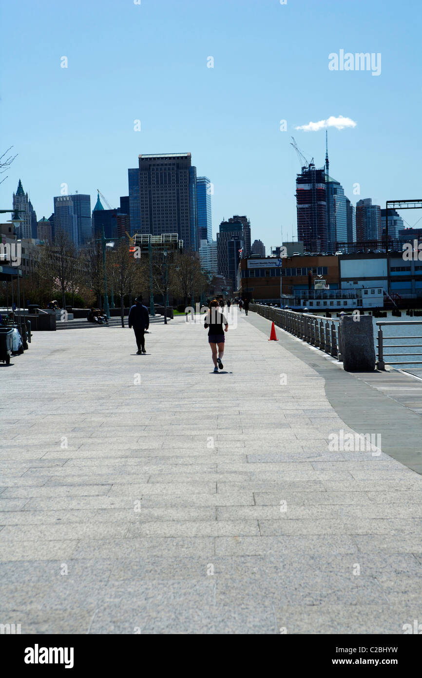 Un pareggiatore sulle rive del fiume Hudson in New York City USA Foto Stock