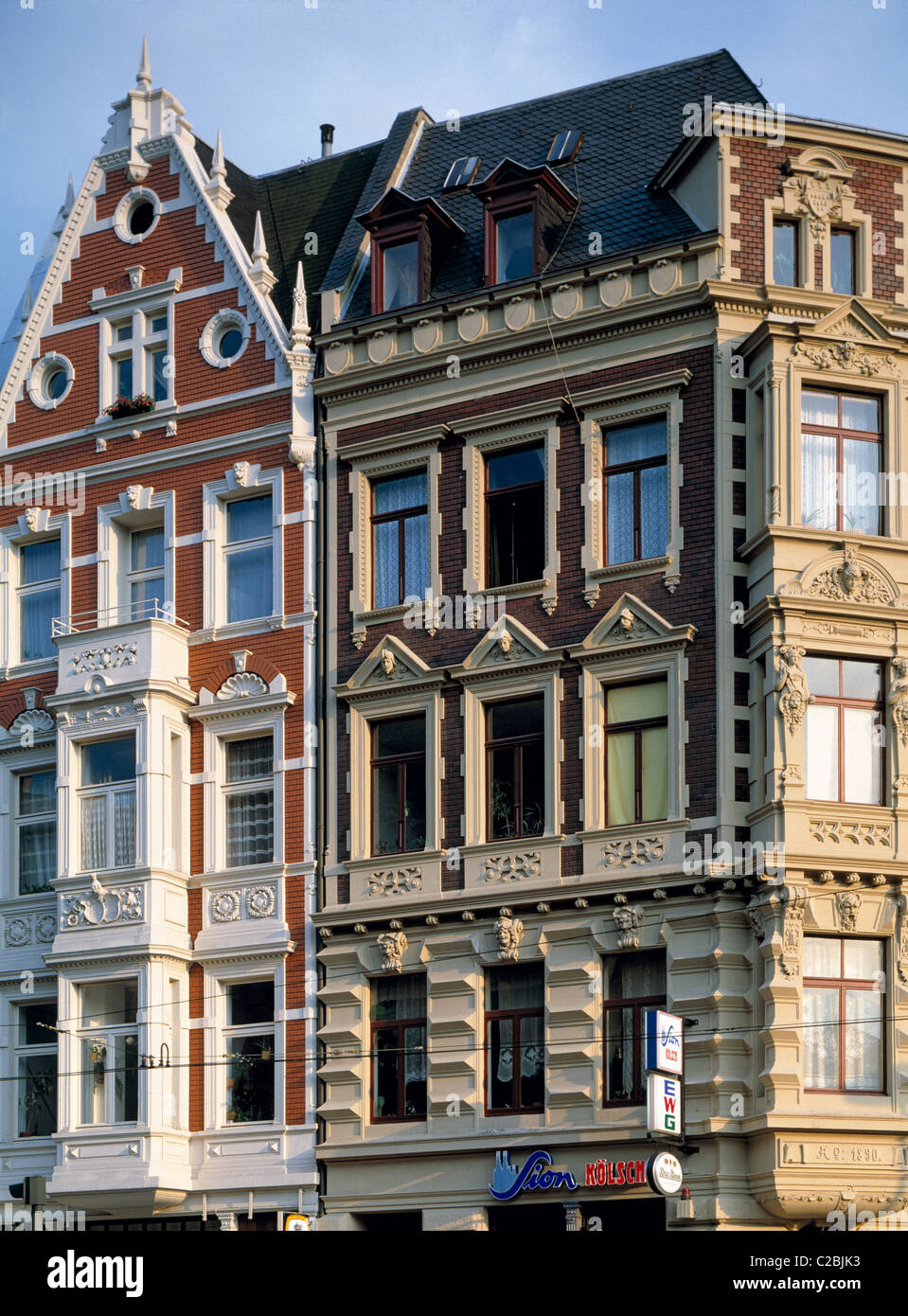 Mehrfamilienhaus mit Stuckdetails an der Aussenfassade in Koeln, Rhein, Renania settentrionale-Vestfalia Foto Stock