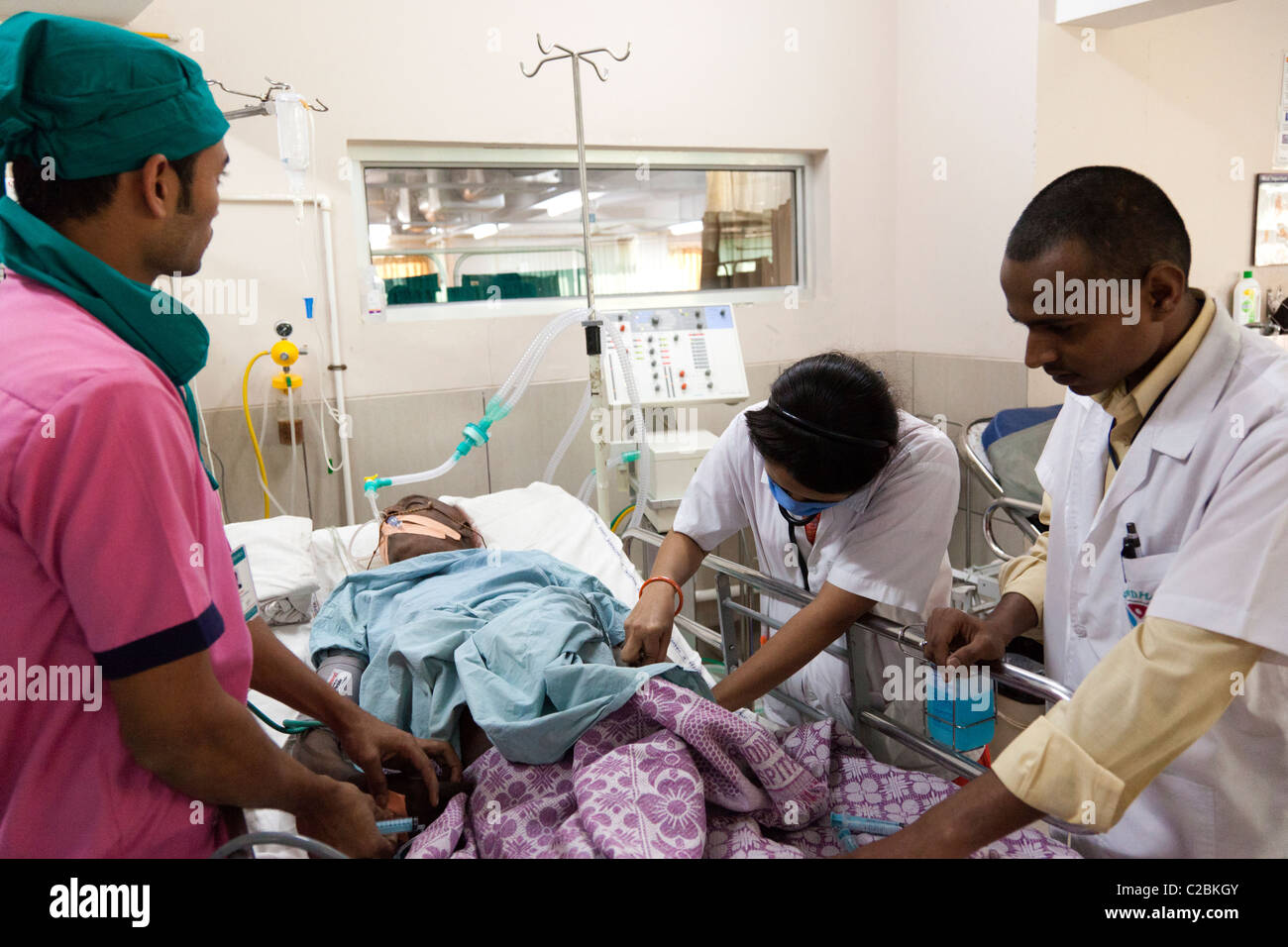 Il personale medico di trattare un paziente in una unità di terapia intensiva in ospedale Yashodhara Sholapur India Foto Stock