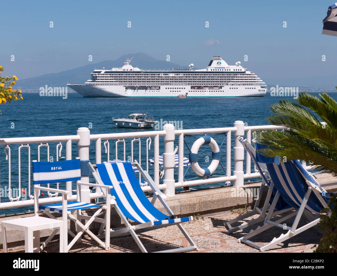 La nave di crociera dalla terrazza a Sorrento nel Golfo di Napoli Campania  Italia Foto stock - Alamy
