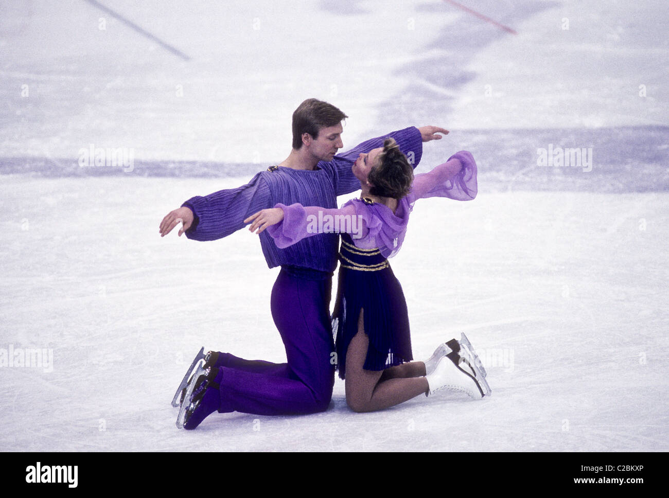 Torvill e Dean (GBR) oro medaglia eseguire Bolero per un punteggio perfetto nella danza di Pattinaggio di Figura al 1984 Olimpiadi Foto Stock