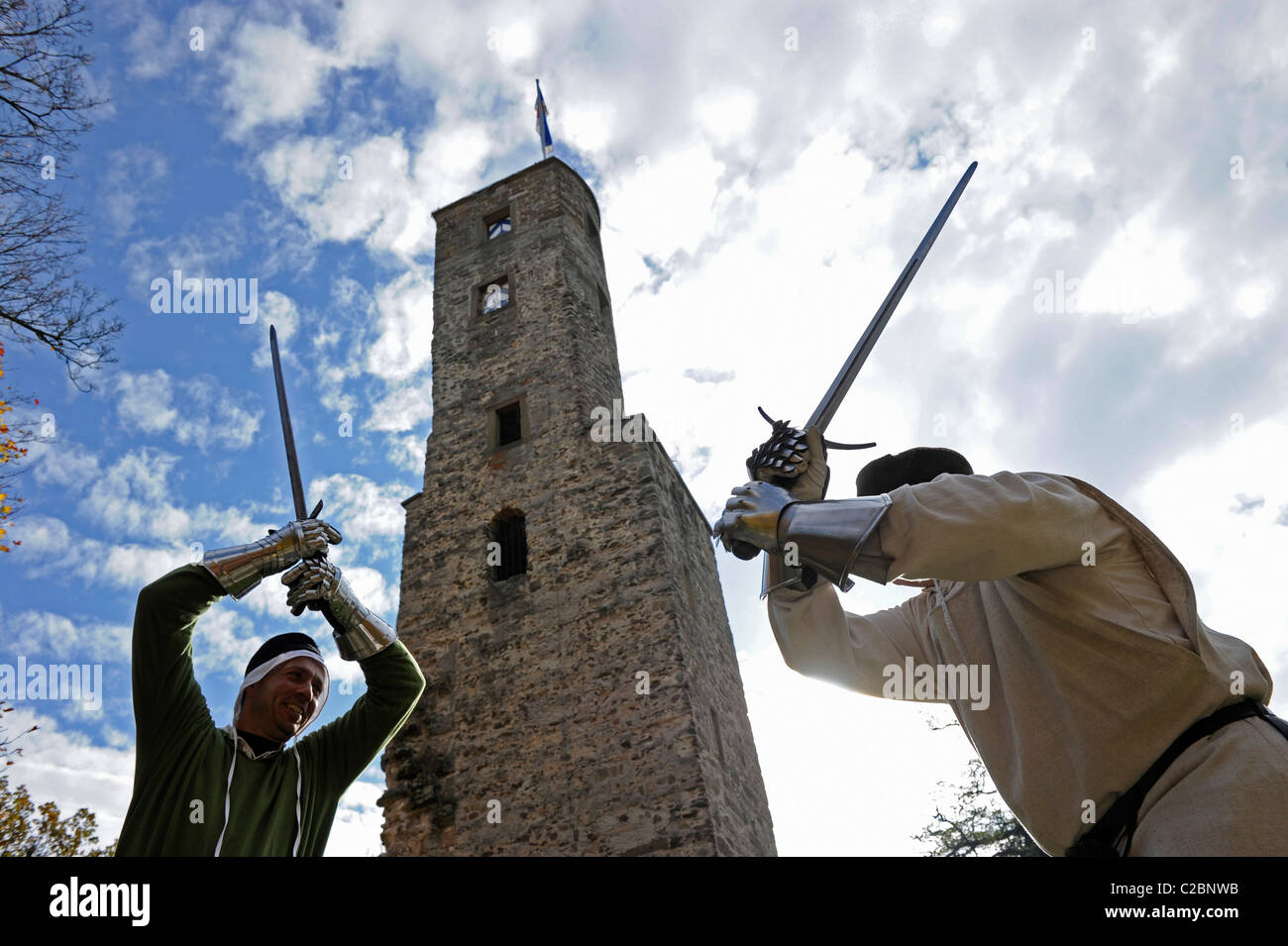 La città e il castello di Loewenstein a Baden Wuertemberg in Germania. Mostra bout con spade di fronte al castello. Foto Stock